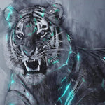 Diamond paint af en angribende tiger. Monokrome farver: Sort, hvid, grå og turkis.