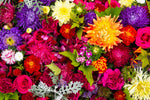 Diamond paint af farverig blomsterbuket set ovenfra.
Lyserøde, lilla og gule blomster.