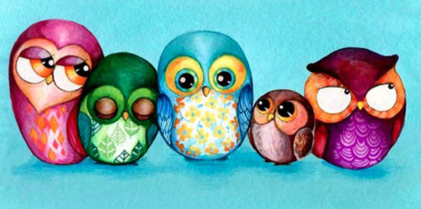 Diamond paint med 5 farverige ugler på række. Lyseblå baggrund.