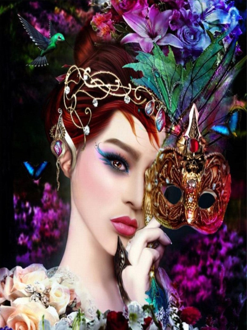 Diamond paint af en rødhåret kvinde der holder en guldmaske. Farverigt dekoreret med blomsteropsætning.