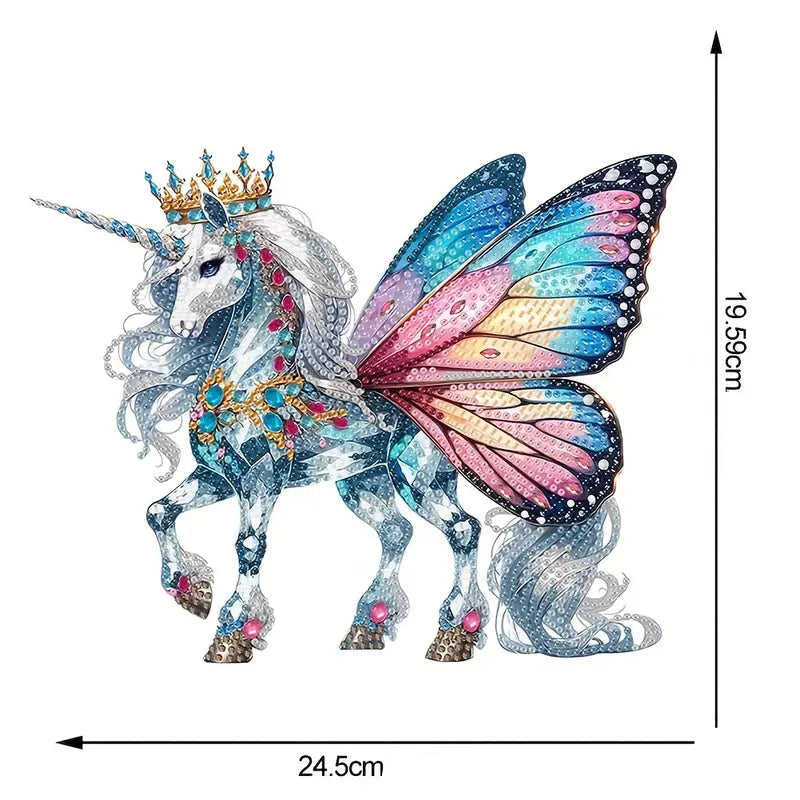 Diamond paint hvid enhjørning med flerfarvede sommerfuglevinger og krone på.
Måler 24,5x19,6 cm
