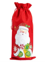 Rød flaskeskjuler med diamond paint. Motiv af overrasket julemand med røde kinder og gave i hånden.