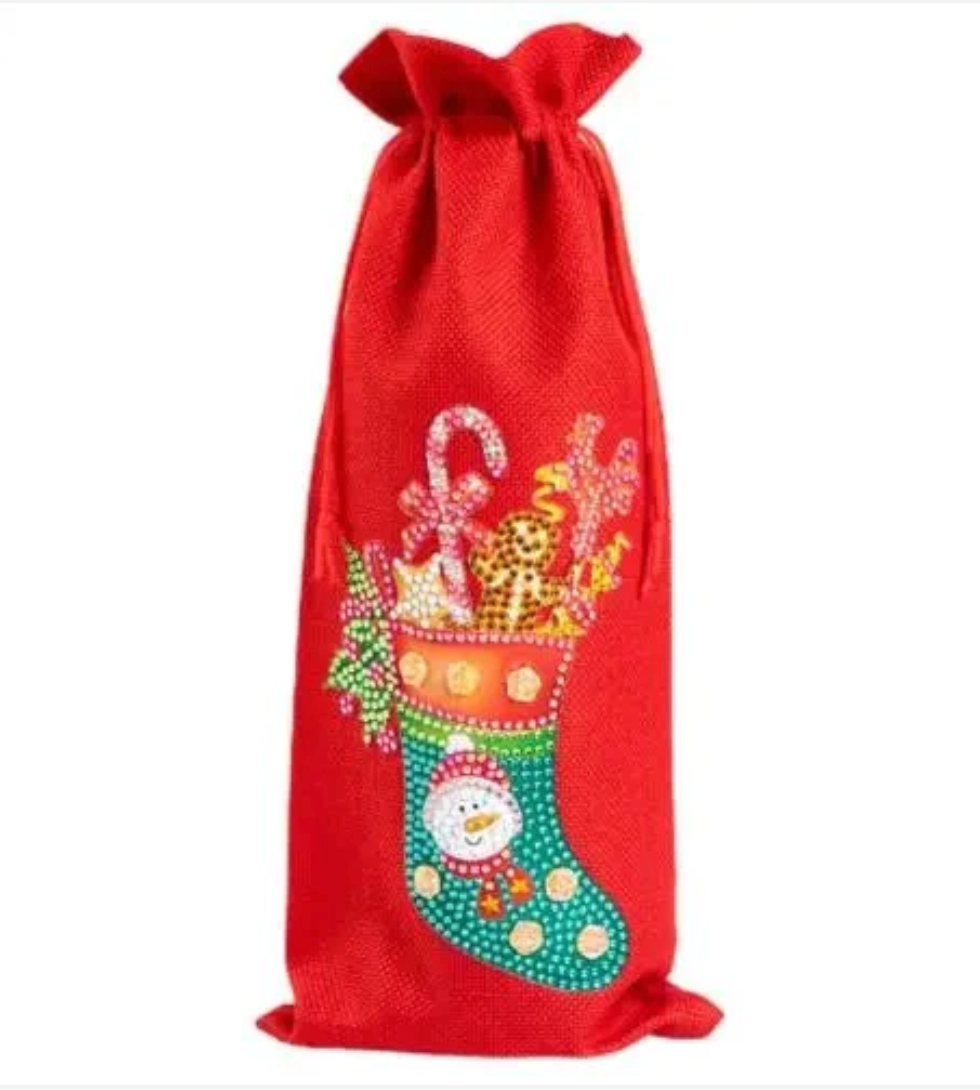 Rød flaskeskjuler i groft stof med et motiv af julesok med godter i.