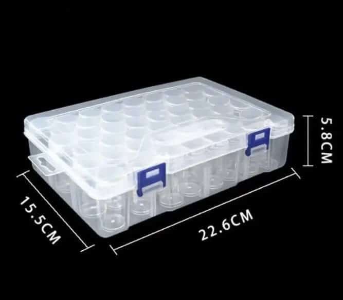 Transparent opbevaringsboks med 48 små runde bøtter med skruelåg.
Opbevaringsboksen måler: 22,6x15,5x5,8 cm. De 48 små bøtter måler: 2,5x5 cm.