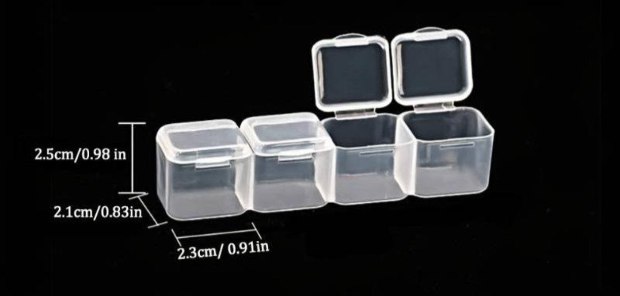 Sammenhængende række af 4 stk små bokse fra æske med 56 stk.
De små bokse måler: 2,5x2,1x2,3 cm.