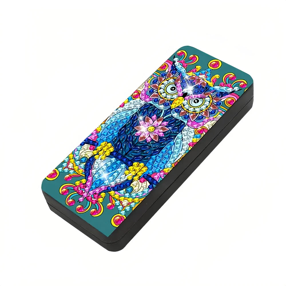 Brilleetui med diamond paint. Ugle i mange farver. Sort etui.