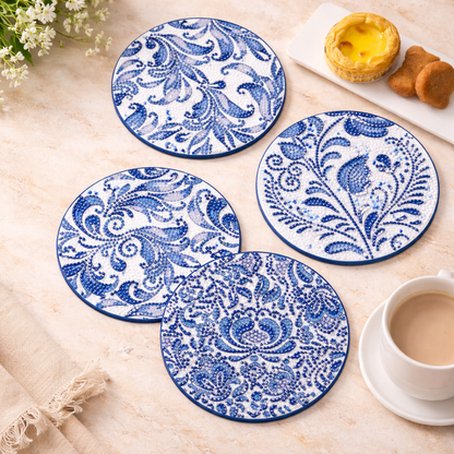 4 stk store bordskånere med smukt porcelænsmønster i hvidt og blåt