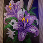 Diamond paint notesbog med lilla liljer dekoreret med glimmerperler.