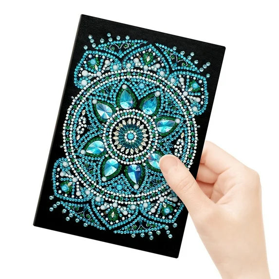 Diamond painting. Notesbog med turkise diamanter i mandalamøster.