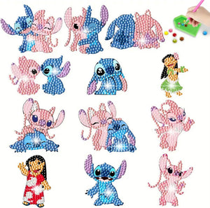 Diamond painting klistermærker med Lilo og Stitch. 12 forskellige motiver med de kendte figurer.