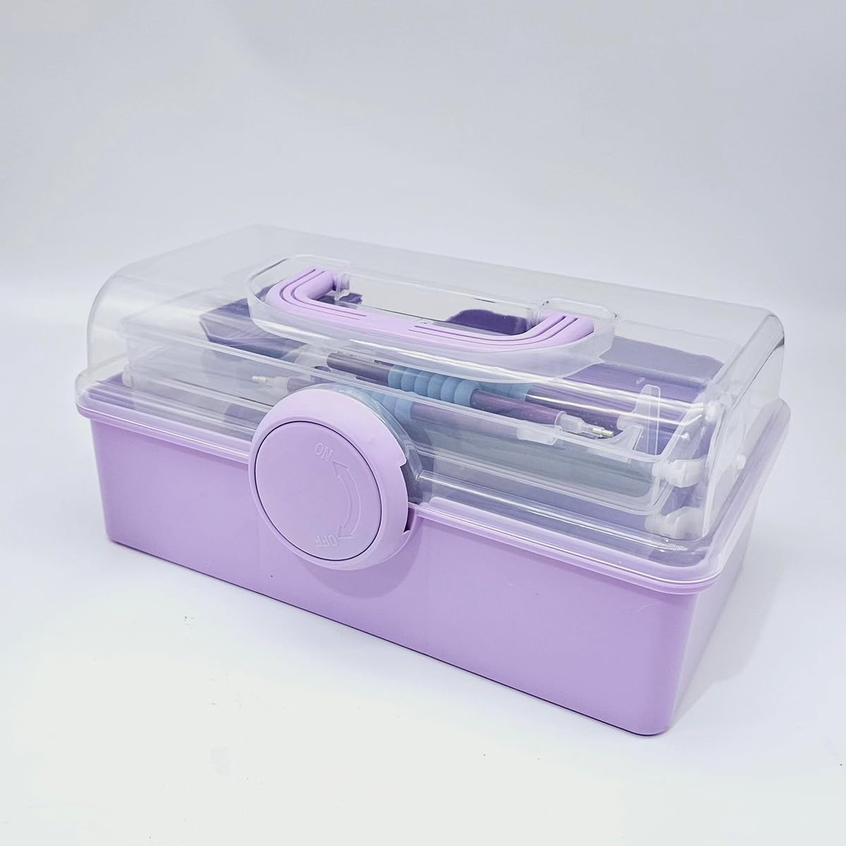 Lilla værktøjskasse med 57 runde opbevaringsbokse til diamanter. 
Kassen måler: 13x28x16 cm.