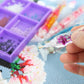 Gennemsigtig diamond painting pen med lilla blomst. Udskiftelige tipper.