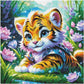 Diamond painting af en lille tigerunge med store øjne. Omgivet af lilla og lyserøde blomster. Udkast med perler.