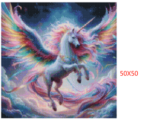 Diamond painting af en hvid enhjørning med regnbuefarvet hale og vinger. AB-sten og Fairy Dust perler. Mål fra: 50X50 cm