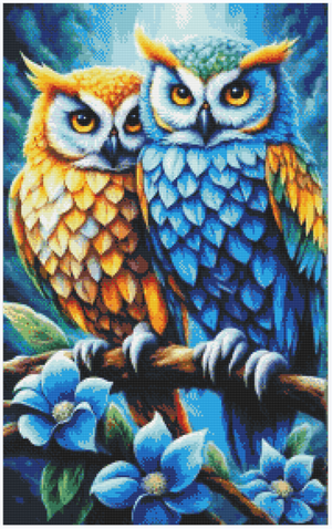 Diamond painting med to ugler på gren omgivet af skov og blå blomster.
