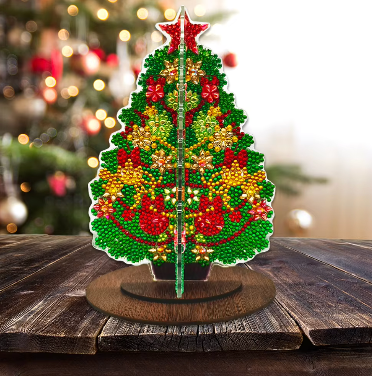 Diamond painting juleornament med juletræ på træstander. Pyntet med røde og gule kugler og rød stjerne på toppen.