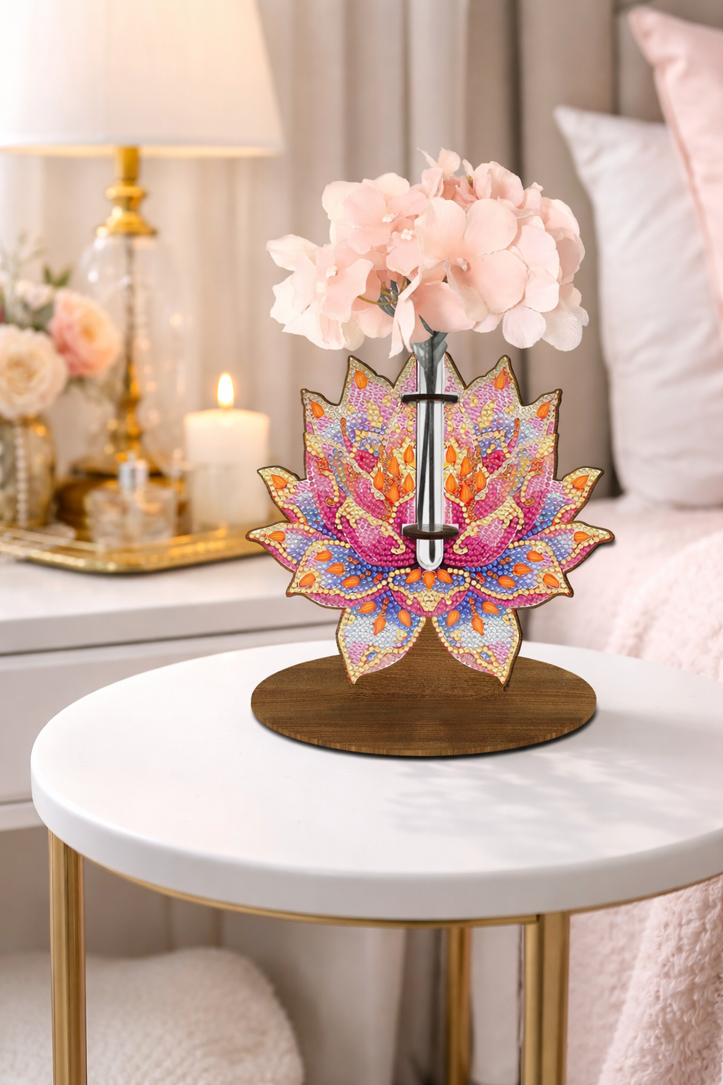 Diamond painting vase med smal glascylinder. Lotusformet blomst i lilla, pink og blå farver.
