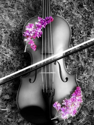Diamond painting af en violin liggende på skovbunden. Sort/hvid med lilla syrener på.