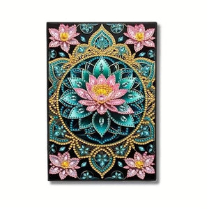 Diamond painting notesbog med lyserød lotusblomst omgivet af mønster i guld og grøn.