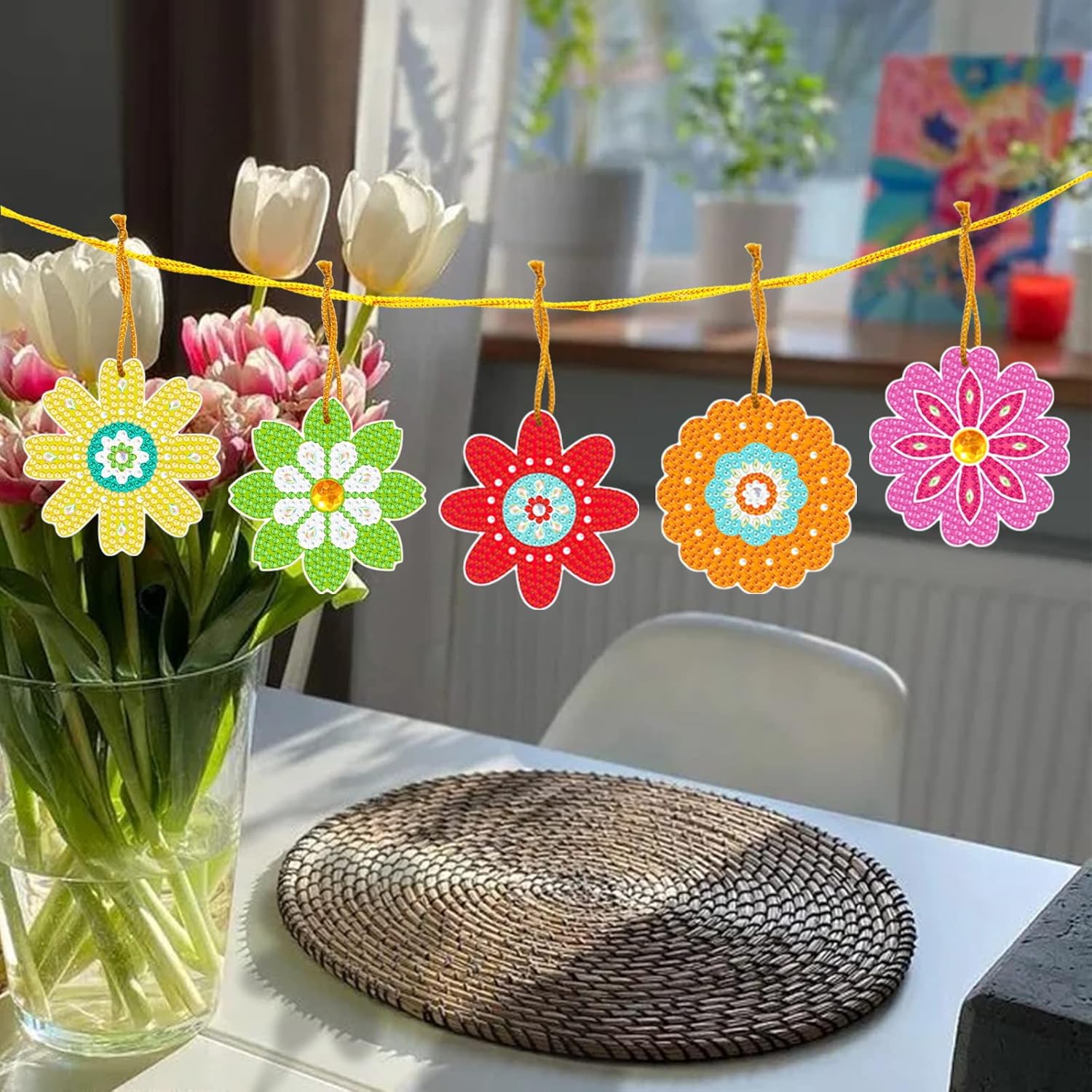 Blomsterophæng med diamond painting. 9 forskellige motiver i stærke farver.