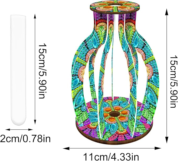 Diamond painting vase med grønt og blåt mandalamønster. Smal glascylinder i midten. Mål: 11x15 cm. Cylinder 2x15 cm.
