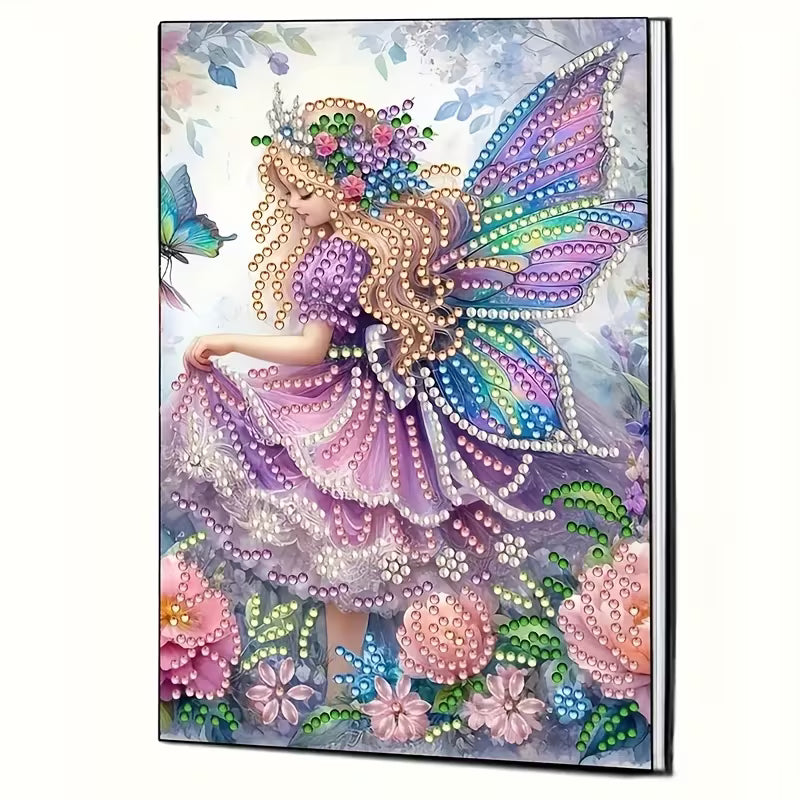 Notesbog med en fe på forsiden. Dekoreres med diamond painting.