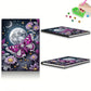 Diamond painting notesbog med lilla sommerfugl omgivet af blomster og fuldmåne. DIY-projekt