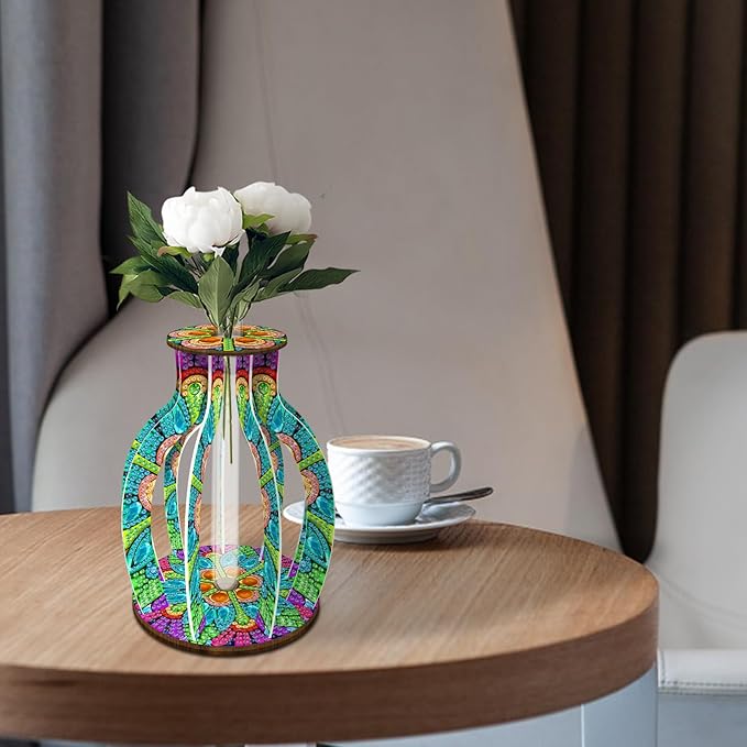 Diamond painting vase med grønt og blåt mandalainspireret mønster. Smal glascylinder i midten.
