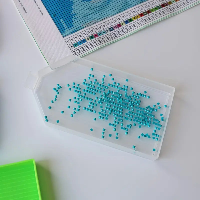 Stor gennemsigtig bakke med tud. Benyttes til diamond paint. Vises med perler i.