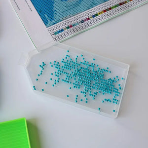 Stor gennemsigtig bakke med tud. Benyttes til diamond painting. Vises med perler i.