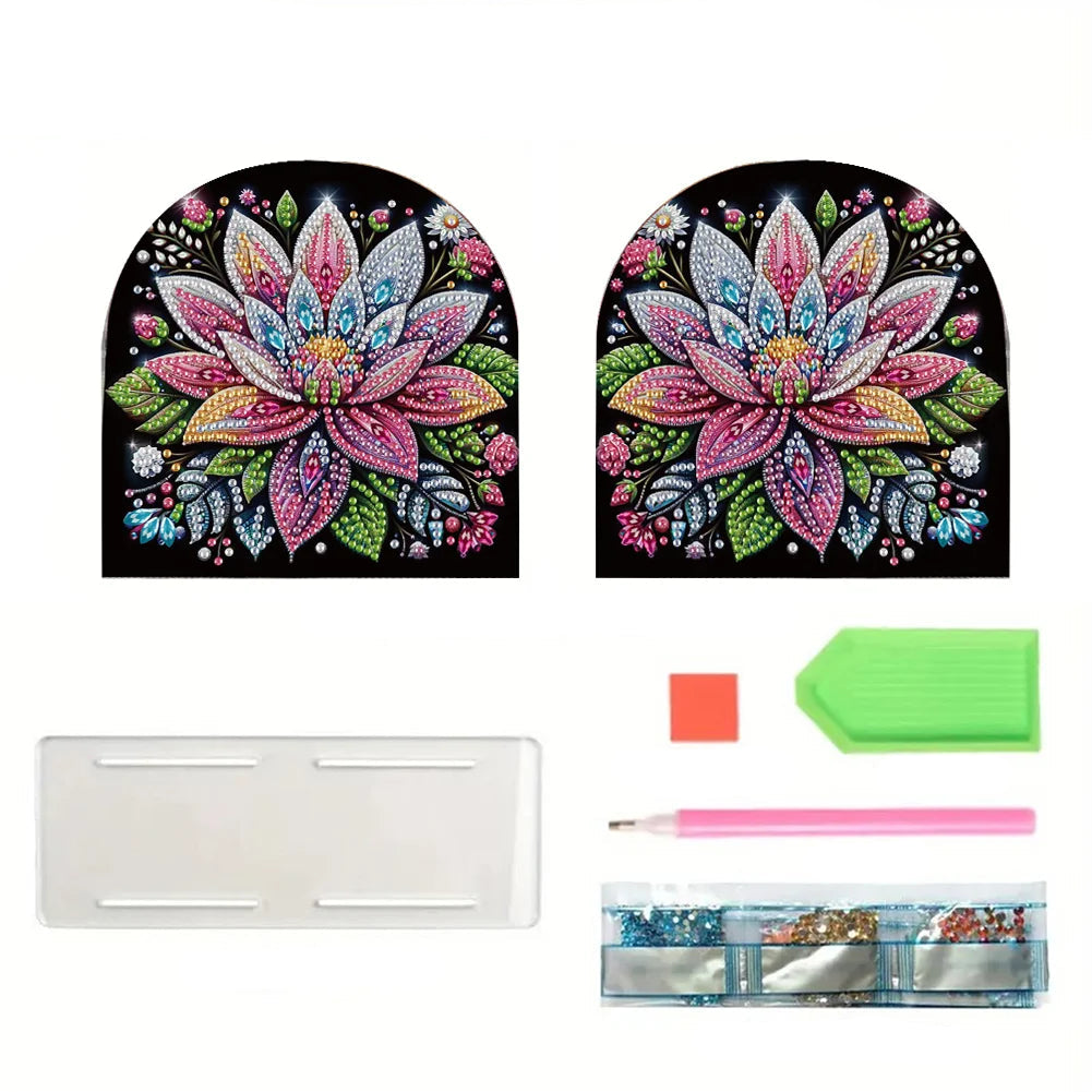 Diamond paint servietholder med en farverig lotusblomst på sort baggrund.
Pakkens indhold.