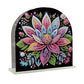 Diamond paint servietholder med en farverig lotusblomst på sort baggrund. Dekoreret med skinnende perler.