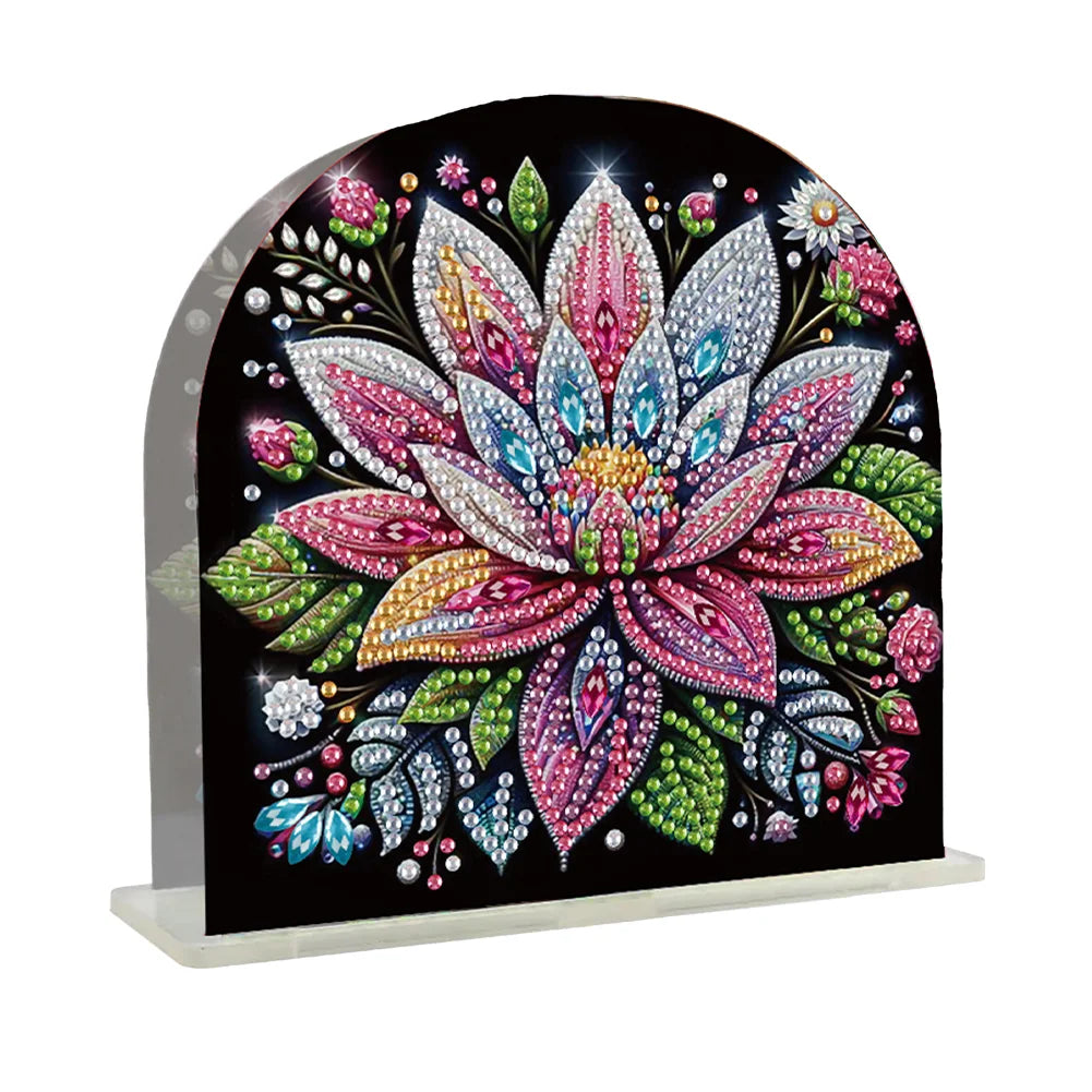 Diamond paint servietholder med en farverig lotusblomst på sort baggrund. Dekoreret med skinnende perler.