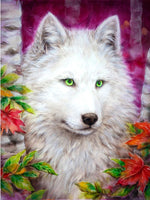 Diamond painting af hvid ulv med intense grønne øjne. Lilla baggrund med efterårsløv.
