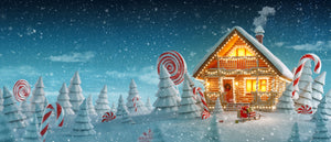 Diamond paint med julemotiv. Oplyst hus omgivet af sne og rød/hvide julestokke.