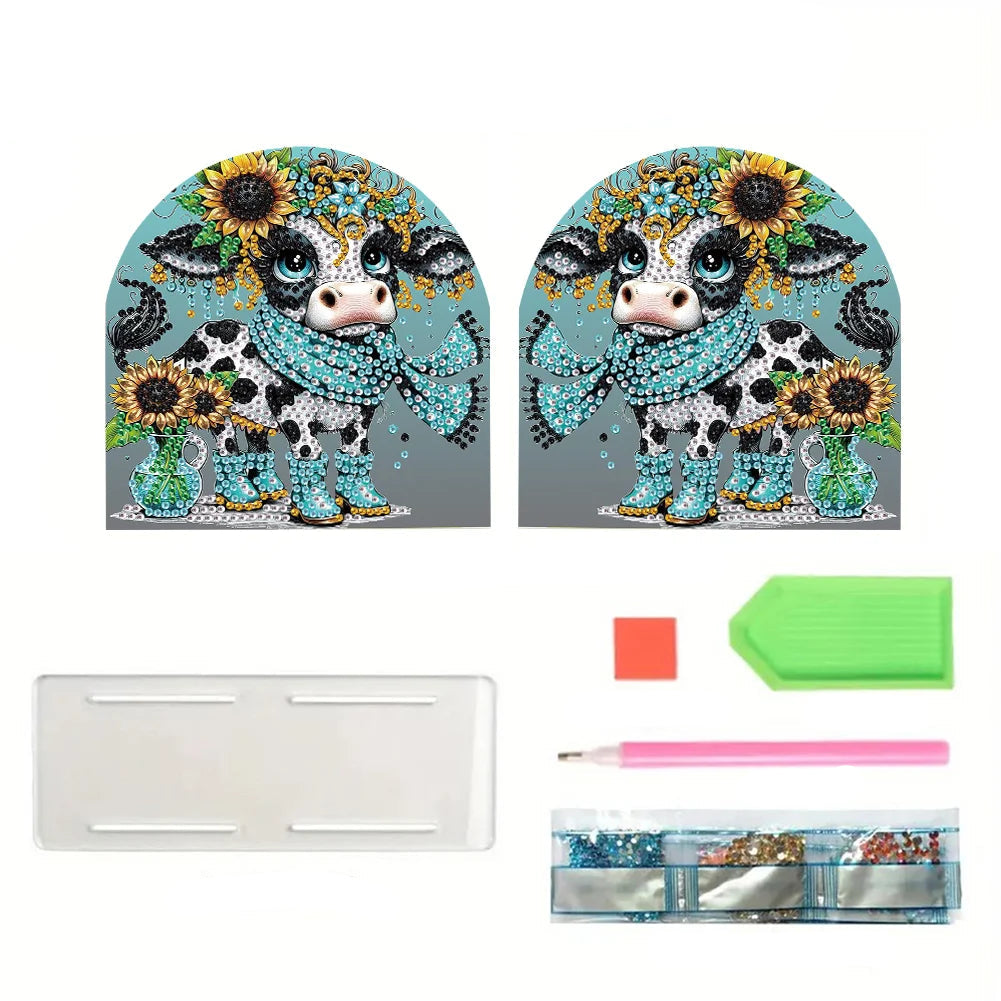 Diamond paint kit - Servietholder med en broget ko med blåt tørklæde og støvler. Dekoreret med solsikker og perler.