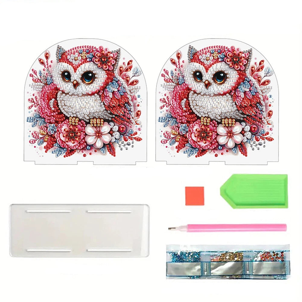 Diamond paint kit til servietholder med en lyserødugle omgivet af blomster.
