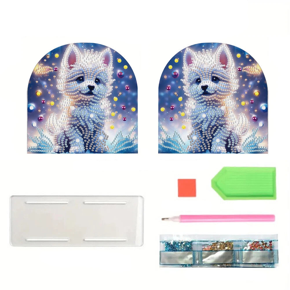 Diamond art servietholder med en lille hvid hvalp. Blå baggrund med glimtende prikker i forskellige farver. Indhold vises.