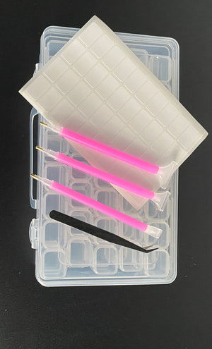 Klar opbevaringsboks med tilbehør.
Boksen indeholder 80 små bøtter, der er stablet i 2 lag.