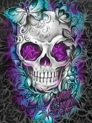 Diamond paint med udsmykket kranie. Monokrom baggrund med lilla og turkis sommerfugle og blomster.