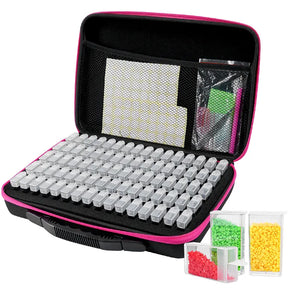 Sort kuffert med lyserød lynlås. 
80 firkantede (tic-tac) opbevaringsbøtter samt udstyr.