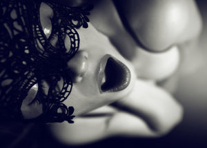 Monokromt diamond paint af en kvinde iført blondemaske. Erotisk billede.