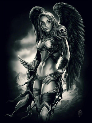 Sort/hvid diamond paint af en kvindelig krigerengel med vinger af sorte fjer.