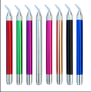 Penne med skrå tip til diamond painting. Metalpenne med lys i tippen i 8 forskellige farver; rød, grøn, lilla, sølv, lyserød, guld, sort og blå.