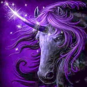 Diamond paint af lilla enhjørning med lilla manke og omgivet af stjerner.
