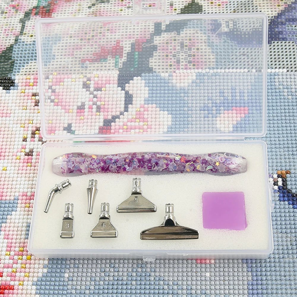 Diamond paint pen med forskellige metaltipper.
Lilla og flourescerende.