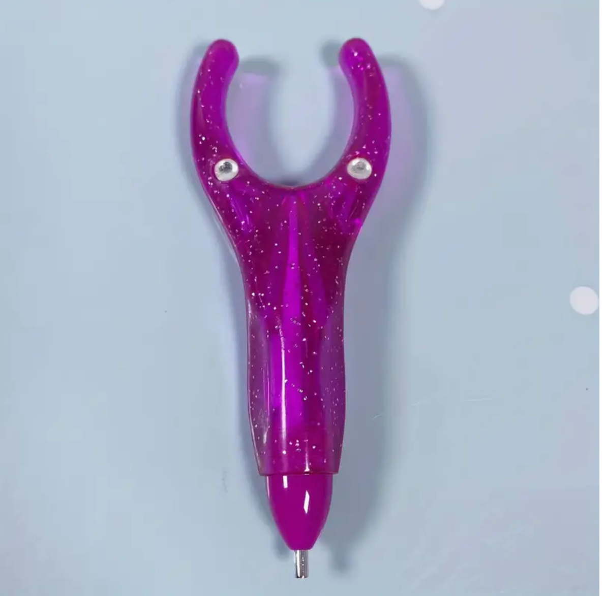Lyserød ergonomisk pen til diamond painting. Godt greb til gigtplagede hænder.