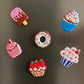 Magneter til pynt. 6 forskellige motiver: Doughnut, ispind og cupcakes.