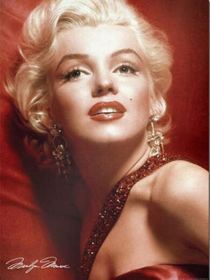Diamond paint af den ikoniske Marilyn Monroe med rød læbestift på rød baggrund.