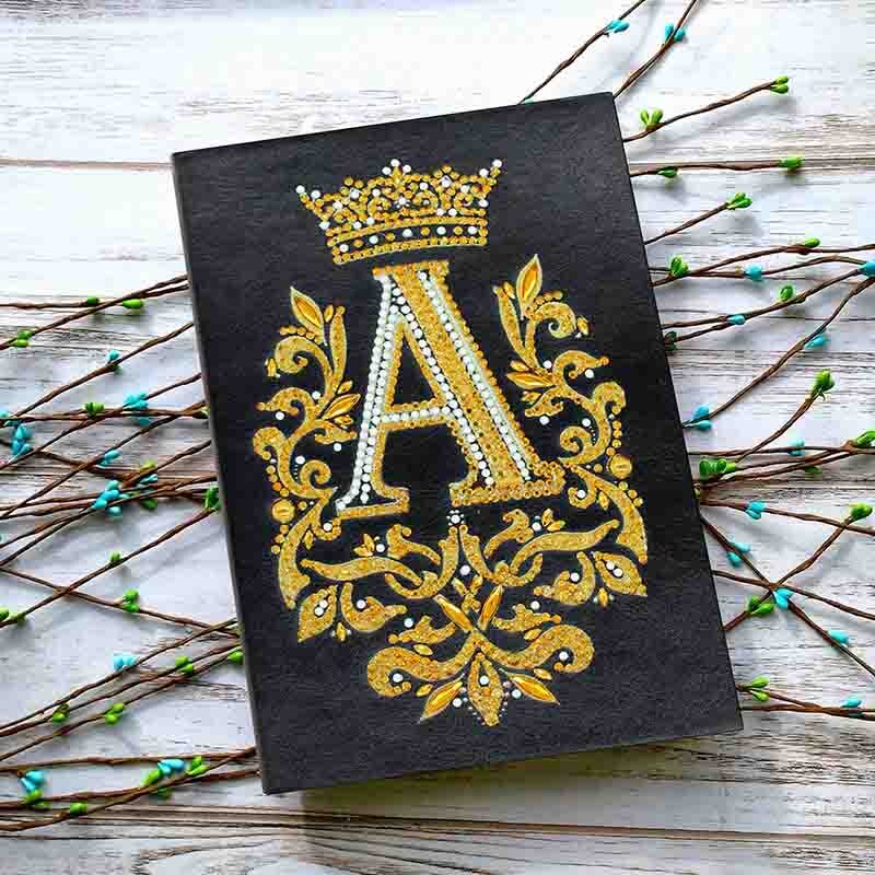 Diamond painting notesbog med bogstavet A i gyldne sten.